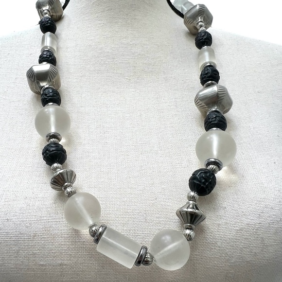 VINTAGE CHUNKY CLEAR, BLACK & SILVER TONE BEADS STATEMENT NECKLACE - Picture 10 of 16
